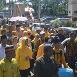 Relawan dan simpatisan tumpah ruah mengantarkan pasangan calon (Paslon) Bupati dan Wakil Bupati Sinjai, Andi Kartini Ottong-Muzakkir mendaftar ke KPU Kabupaten Sinjai, Kamis (29/8/2024)