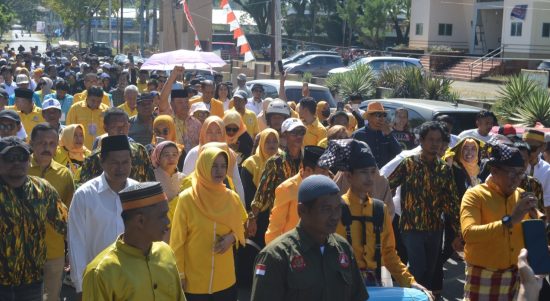 Relawan dan simpatisan tumpah ruah mengantarkan pasangan calon (Paslon) Bupati dan Wakil Bupati Sinjai, Andi Kartini Ottong-Muzakkir mendaftar ke KPU Kabupaten Sinjai, Kamis (29/8/2024)