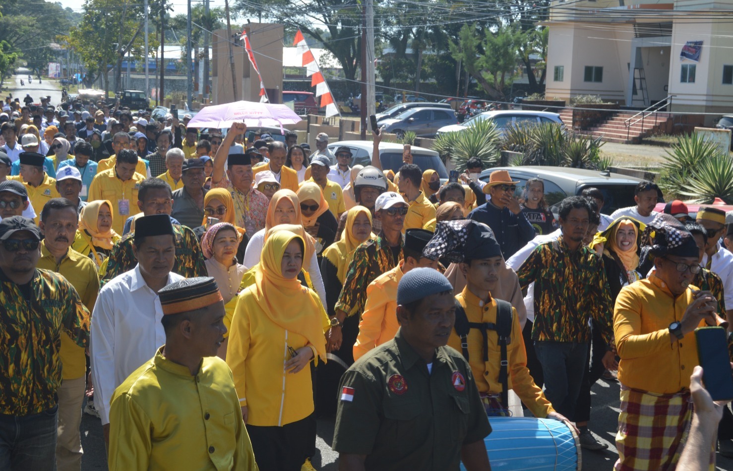 Relawan dan simpatisan tumpah ruah mengantarkan pasangan calon (Paslon) Bupati dan Wakil Bupati Sinjai, Andi Kartini Ottong-Muzakkir mendaftar ke KPU Kabupaten Sinjai, Kamis (29/8/2024)