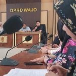 Anggota DPRD Wajo Amran (baju hitam) memberikan penjelasan saat menerima aspirasi dari pedagang Pasar Mini Tokampu di Ruang Aspirasi DPRD Wajo, Jumat, 27 Desember. (FOTO: IMAN SETIAWAN P/FAJAR).