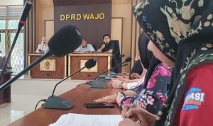 Anggota DPRD Wajo Amran (baju hitam) memberikan penjelasan saat menerima aspirasi dari pedagang Pasar Mini Tokampu di Ruang Aspirasi DPRD Wajo, Jumat, 27 Desember. (FOTO: IMAN SETIAWAN P/FAJAR).