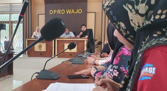 Anggota DPRD Wajo Amran (baju hitam) memberikan penjelasan saat menerima aspirasi dari pedagang Pasar Mini Tokampu di Ruang Aspirasi DPRD Wajo, Jumat, 27 Desember. (FOTO: IMAN SETIAWAN P/FAJAR).