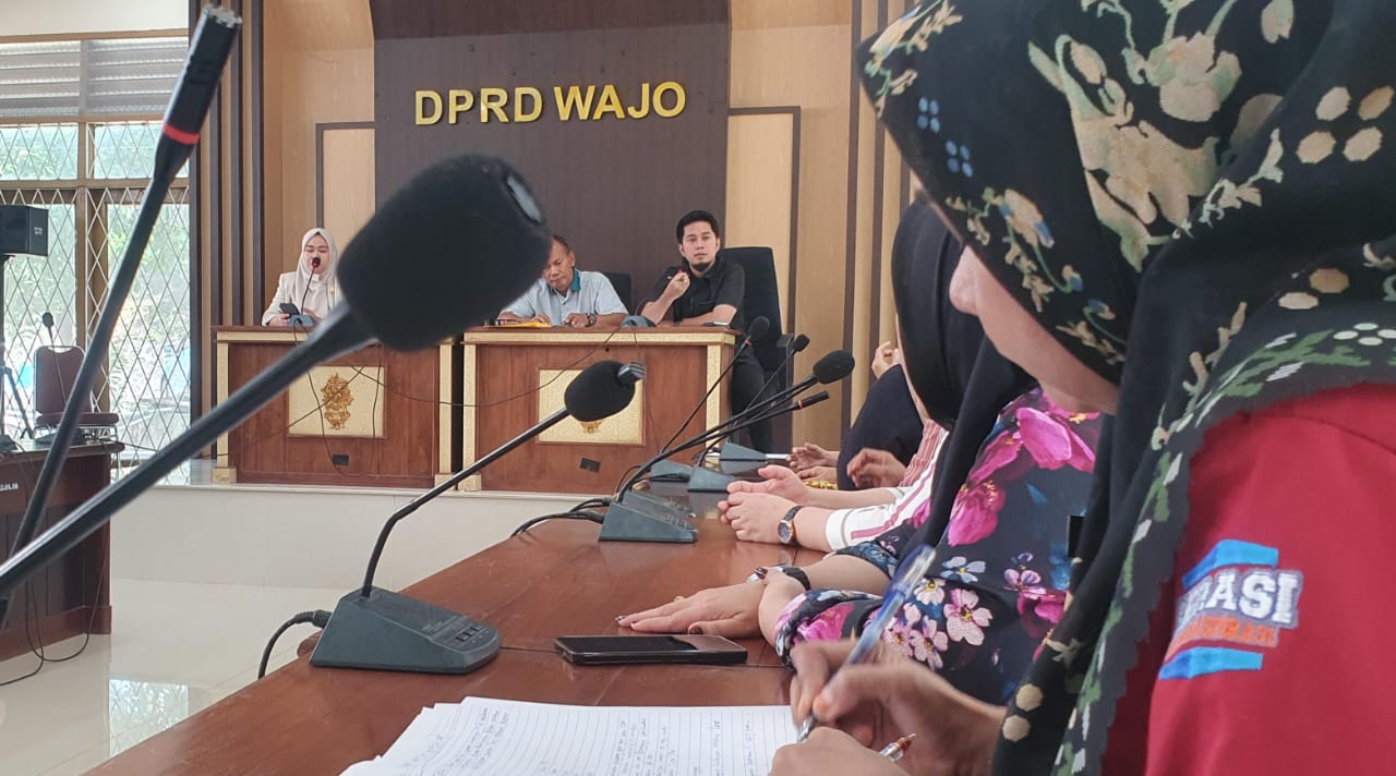 Anggota DPRD Wajo Amran (baju hitam) memberikan penjelasan saat menerima aspirasi dari pedagang Pasar Mini Tokampu di Ruang Aspirasi DPRD Wajo, Jumat, 27 Desember. (FOTO: IMAN SETIAWAN P/FAJAR).