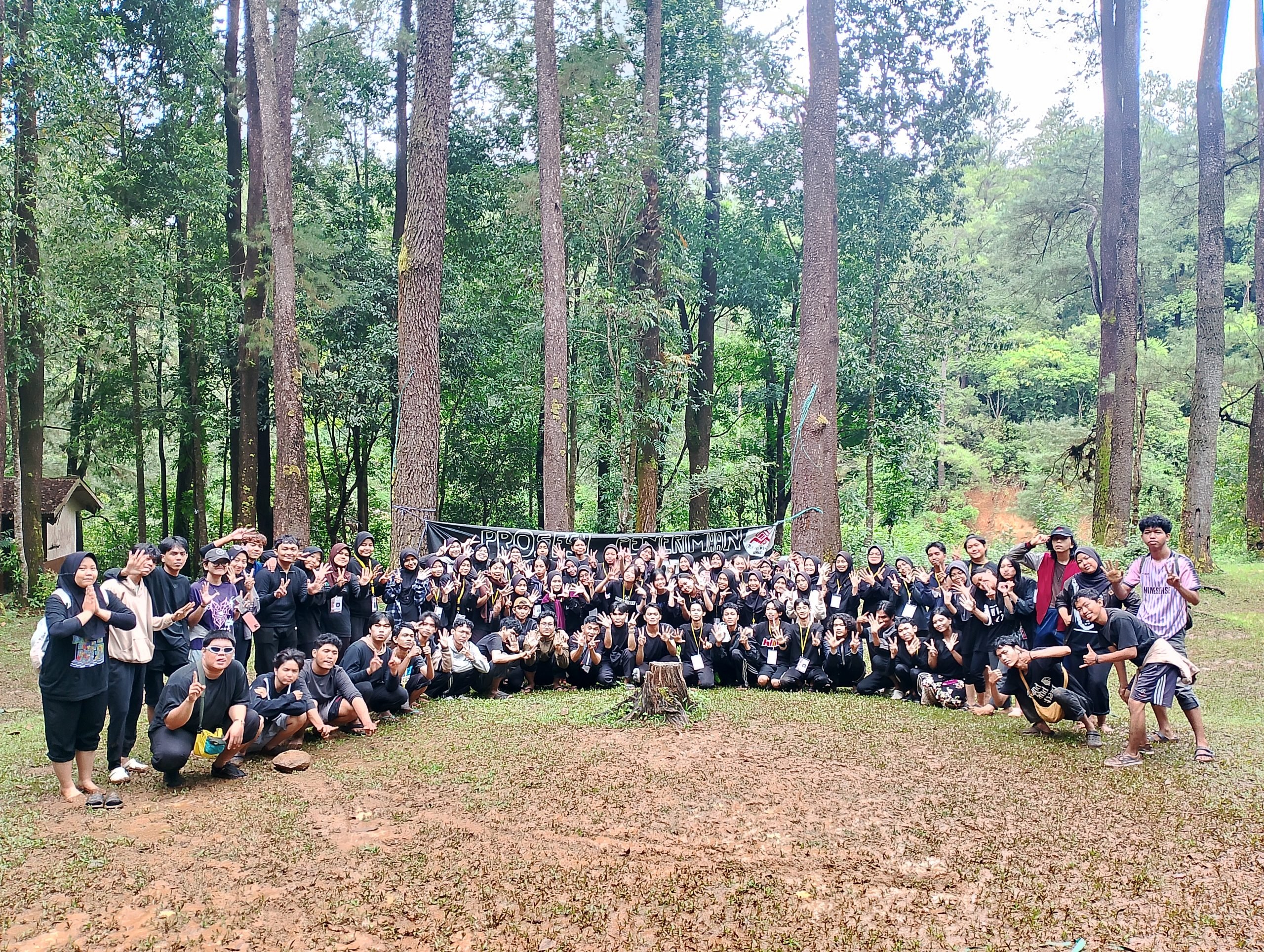 Unit Kegiatan Mahasiswa (UKM) Teater Kampus Unhas (TKU) menggelar Harmonisasi Alam Prosesi Penerimaan Calon Anggota (PPCA) 2025. Kegiatan yang berlangsung selama tiga hari, mulai 30 Mei hingga 1 Juni 2025 di Hutan Pendidikan Bengo-Bengo, Maros